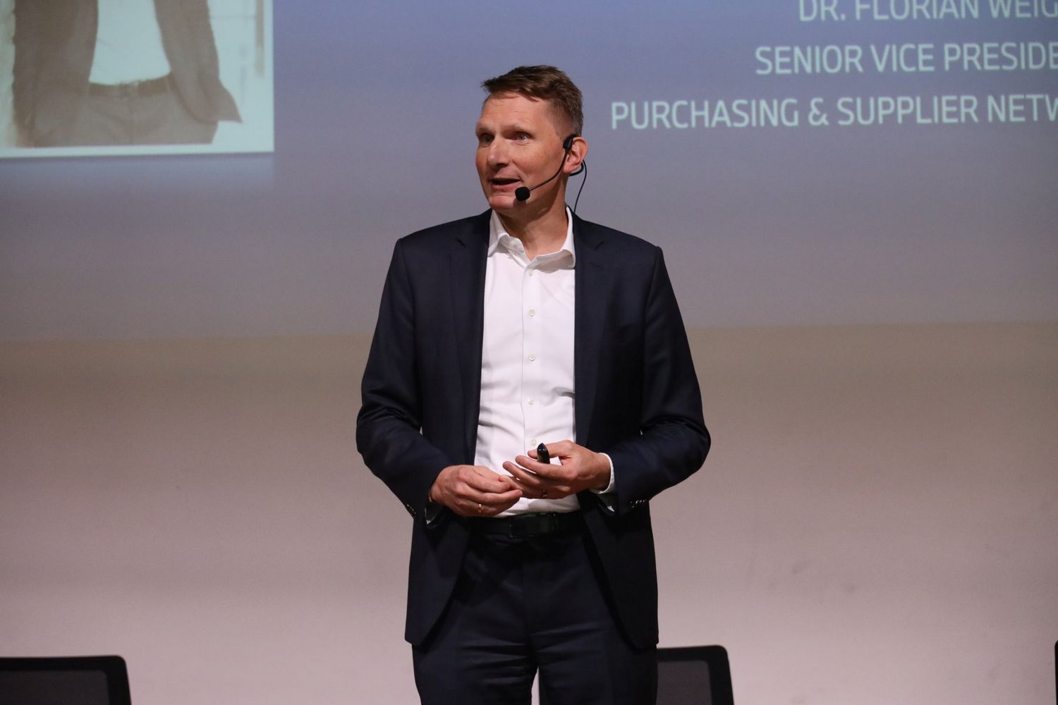 Dr. Florian Weig (SVP Purchasing and Supplier Network Digital, BMW Group) bei seiner Keynote Dr. Florian Weig (SVP Purchasing and Supplier Network Digital, BMW Group) bei seiner Keynote