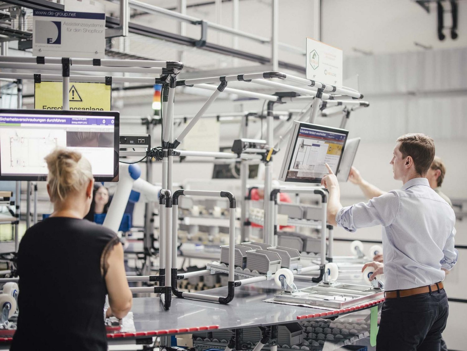 Personen bei der Arbeit in der Musterfabrik