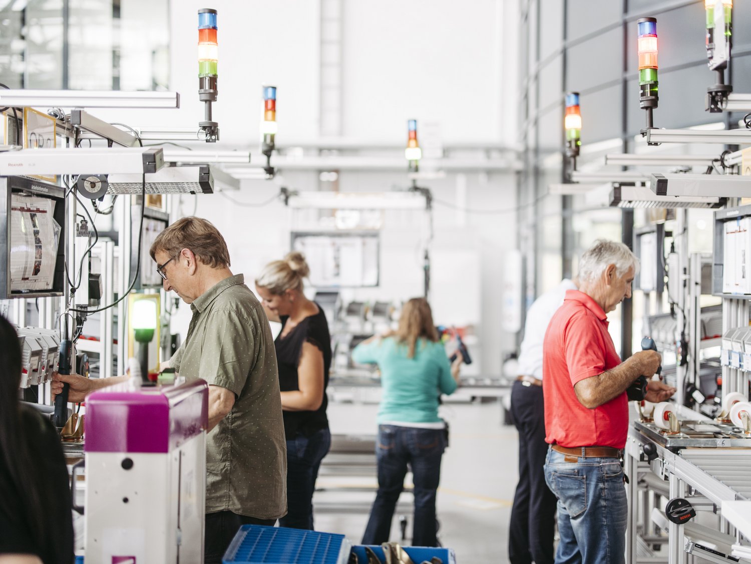 Personen bei der Arbeit in der Musterfabrik