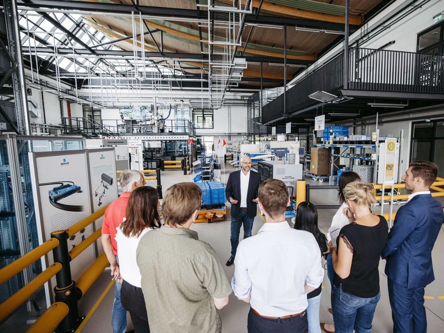 Eine Gruppe steht in der Musterfabrik