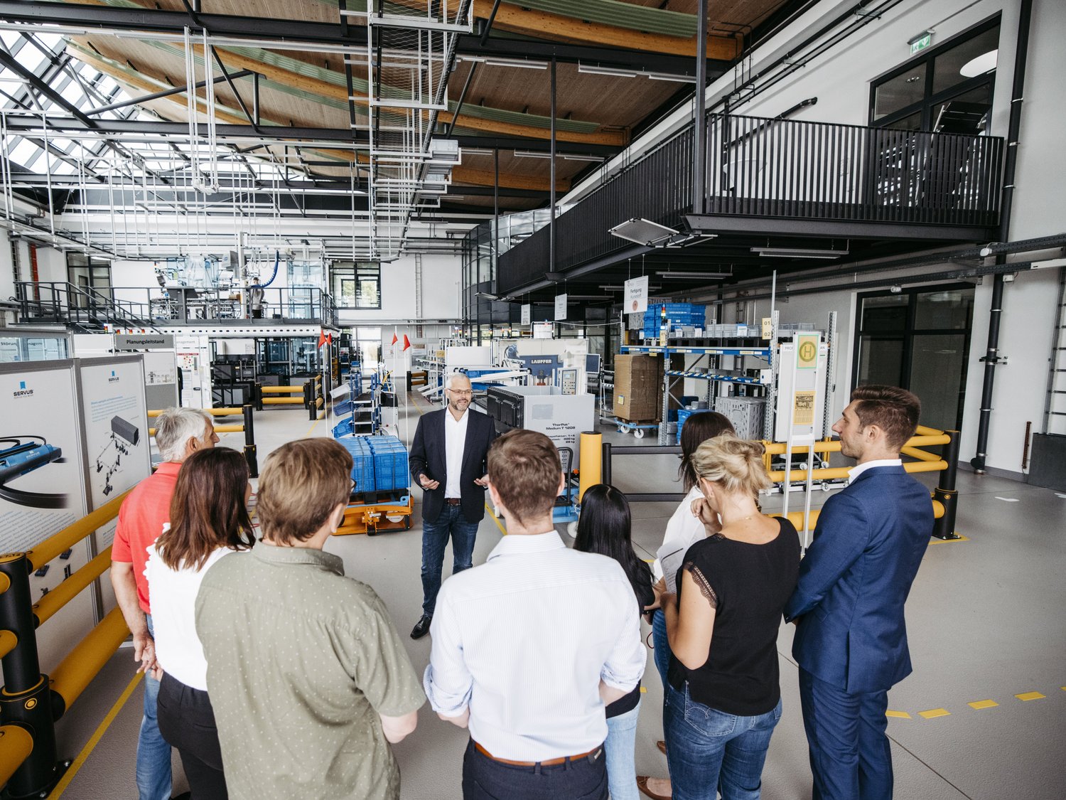 Eine Gruppe steht in der Musterfabrik