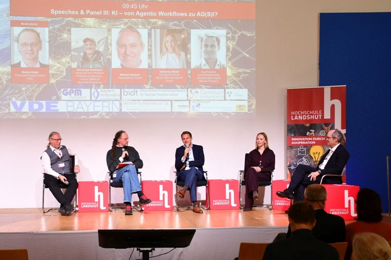 Das dritte Panel des LLF 2025 - moderiert von Stefan Holtel (PricewaterhouseCoopers PwC, rechts) - befasste sich mit dem Einsatz von KI-Agenten bis hin zum autonomen Unternehmen. Das dritte Panel des LLF 2025 - moderiert von Stefan Holtel (PricewaterhouseCoopers PwC, rechts) - befasste sich mit dem Einsatz von KI-Agenten bis hin zum autonomen Unternehmen.