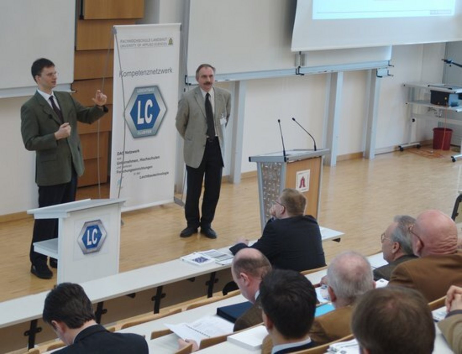 Initiator Prof. Dr. Otto Huber beim Vortrag von Prof. Dr. Markus Schmitt (Hochschule Landshut, Fakultät ET/WI).