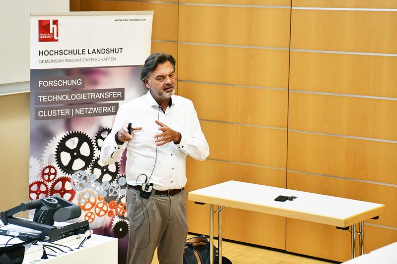 Die Herausforderungen aus Sicht eines Netzwerkbetreibers erläuterte Udo Macht (Bayernwerk Netz GmbH) Die Herausforderungen aus Sicht eines Netzwerkbetreibers erläuterte Udo Macht (Bayernwerk Netz GmbH)