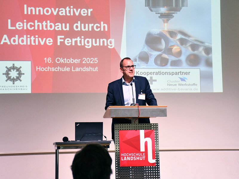 Prof. Dr. Jautze bei seiner Begrüßung der Teilnehmer Prof. Dr. Jautze bei seiner Begrüßung der Teilnehmer