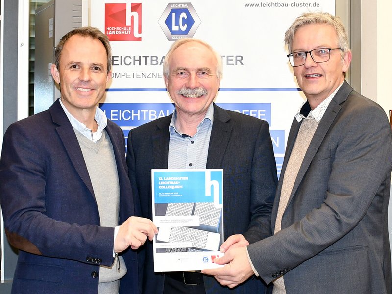 Bei der Vorstellung des Programms: Veranstaltungsinitiator Prof. Dr. Otto Huber (Mitte), Marc Bicker (links) und Peter Patzelt, beide vom Leichtbau-Cluster/ITZ der Hochschule Landshut.