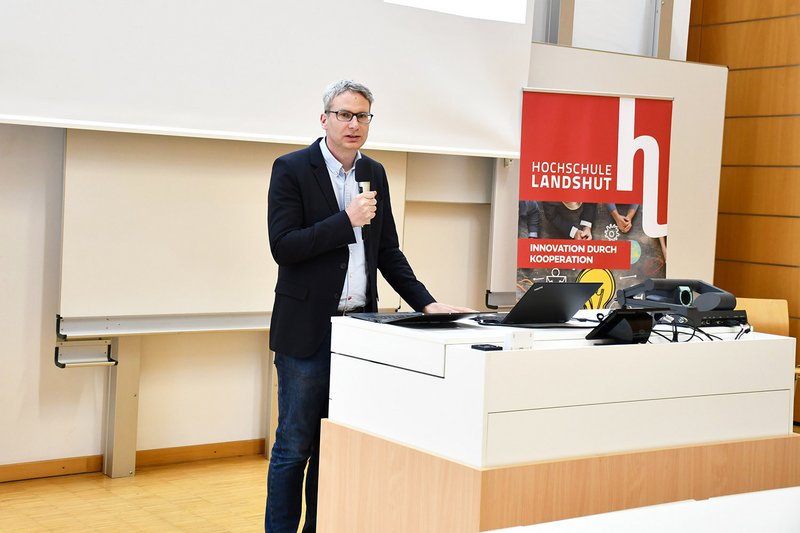 Prof. Dr. Tim Rödiger stellte die Referenten vor und moderierte die Zuschauerfragen. Prof. Dr. Tim Rödiger stellte die Referenten vor und moderierte die Zuschauerfragen.