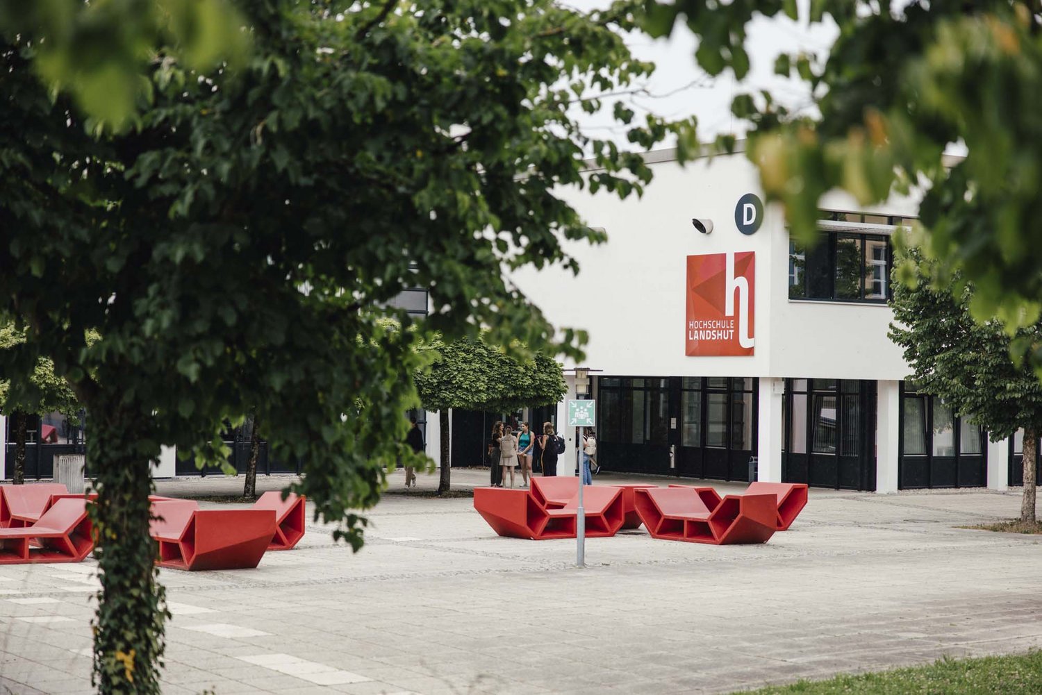 Man sieht einen Teil des Außenbereichs des Campus.