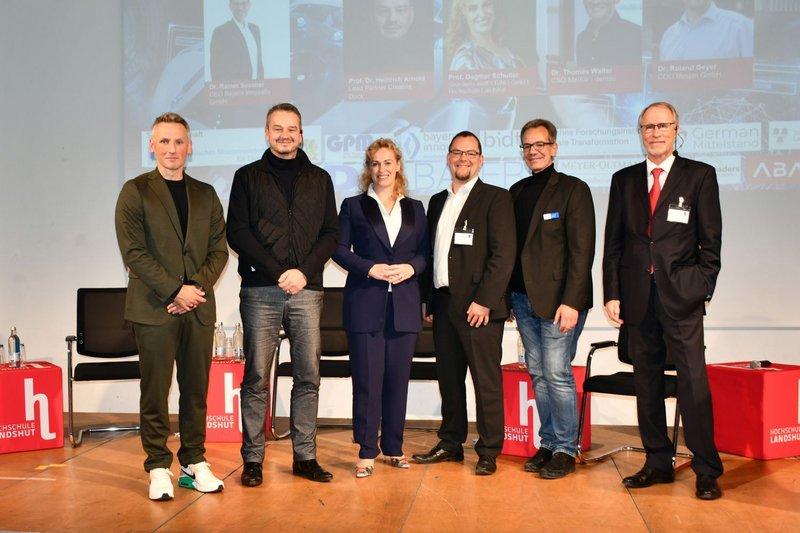 Die Teilnehmer/-in des Panels zum Thema KI in Unternehmen (v.l.n.r.): Dr. Thomas Walter (CSO Merkle - dentsu), Prof. Dr. Heinrich Arnold (Creative Dock), Prof. Dagmar Schuller (Gründerin audEERING GmbH, Hochschule Landshut), Dr. Roland Geyer (lifespin GmbH) mit Moderator Dr. Rainer Sessner (Bayern Innovativ GmbH) und Prof. Dr. Hubertus C. Tuczek. 