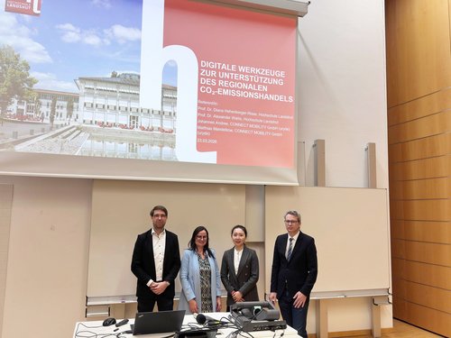 Die Projektbeteiligten v.l.n.r. Prof. Dr. Alexander Wallis, Prof. Dr. Diana Hehenberger-Risse und Jung-Woo Kim mit Prof. Dr. Tim Rödiger. Die Projektbeteiligten v.l.n.r. Prof. Dr. Alexander Wallis, Prof. Dr. Diana Hehenberger-Risse und Jung-Woo Kim mit Prof. Dr. Tim Rödiger.