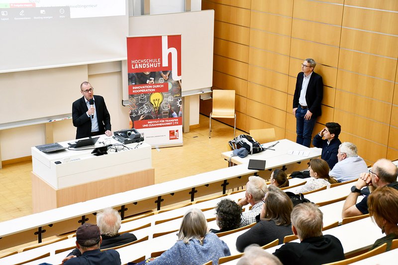 Forschungserkenntnisse nutzbar zu machen sei wichtiges Ziel der Hochschule, erklärte Vizepräsident Prof. Dr. Marcus Jautze in seiner Begrüßunge. Forschungserkenntnisse nutzbar zu machen sei wichtiges Ziel der Hochschule, erklärte Vizepräsident Prof. Dr. Marcus Jautze in seiner Begrüßunge.