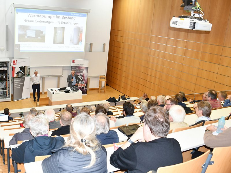 Veranstaltungsinitiator Prof. Dr. Josef Hofmann führt durch den Abend und motderierte die anschließende Diskussion. Veranstaltungsinitiator Prof. Dr. Josef Hofmann führt durch den Abend und motderierte die anschließende Diskussion.