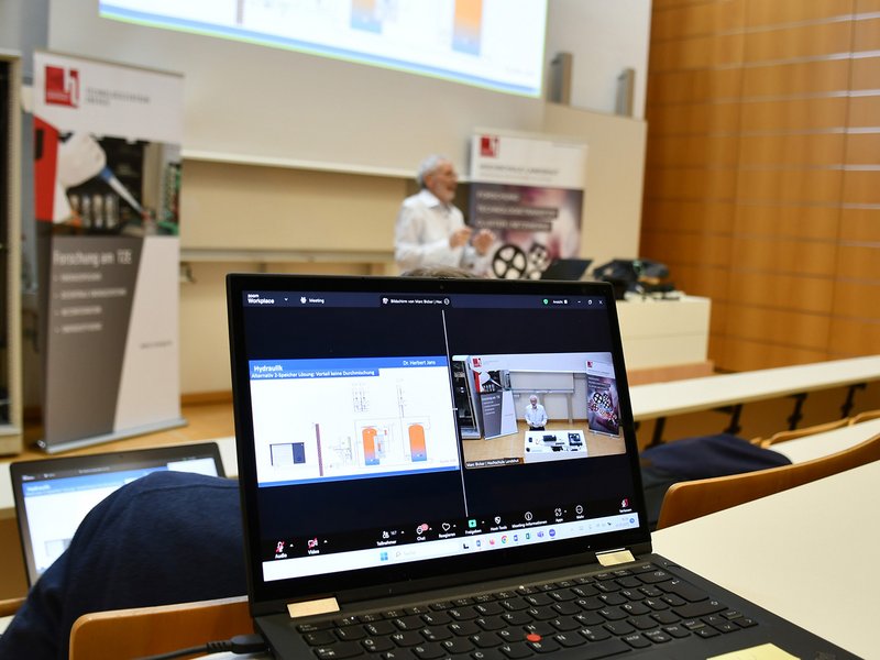 Viele Teilnehmer/-innen nutzten die online-Übertragung der Veranstaltung. Viele Teilnehmer/-innen nutzten die online-Übertragung der Veranstaltung.