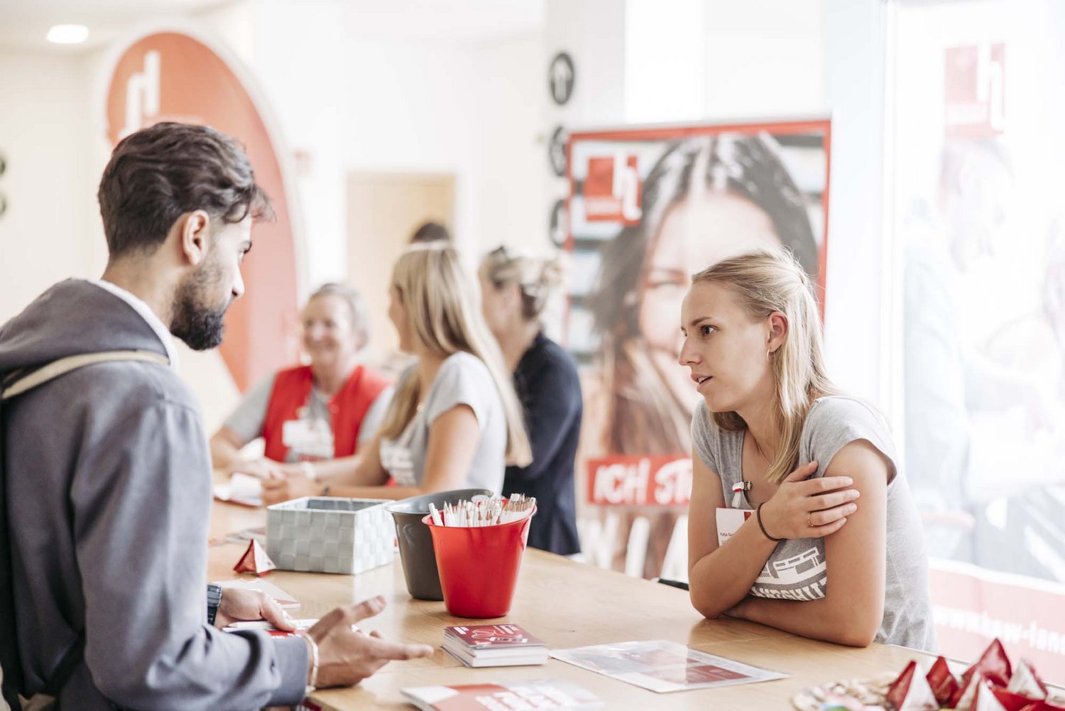 Eine Person informiert sich bei der Zentralen Studienberatung