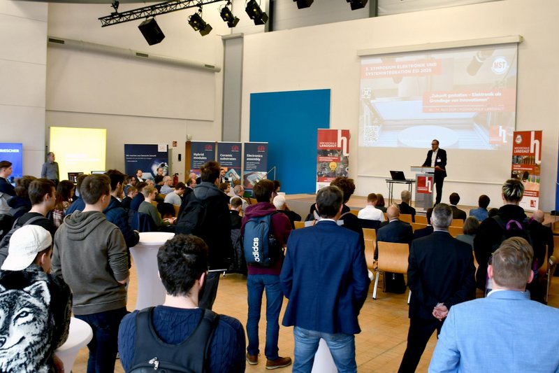 Vizepräsident Prof. Dr. Marcus Jautze begrüßte die rund 130 anwesenden Experten/-innen. Vizepräsident Prof. Dr. Marcus Jautze begrüßte die rund 130 anwesenden Experten/-innen.