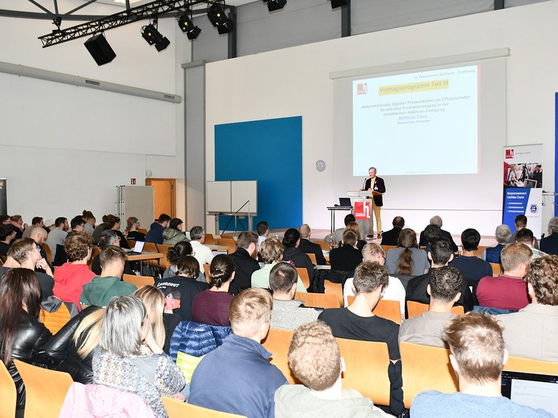 Veranstaltungsinitiator Prof. Dr. Norbert Babel bei seiner Themeneinführung im vollen Hörsaal. Veranstaltungsinitiator Prof. Dr. Norbert Babel bei seiner Themeneinführung im vollen Hörsaal.