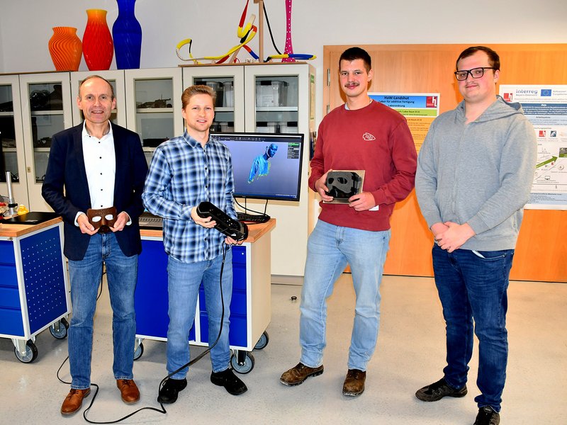 Prof. Dr. Raimund Kreis, Lutz Prager (beide Hochschule Landshut), Marlon Pook (Baskets Vilsbiburg) und Nick Willing (Student).   