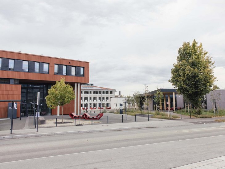 Man sieht einen Teil des Außenbereiches des Campus.